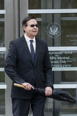 Fotos de Rafael Callejas saliendo de una Corte tras declararse culpable