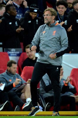 No se vio en TV: La fiesta roja sobre las camionetas de la policía y las caras 'largas' de la Roma