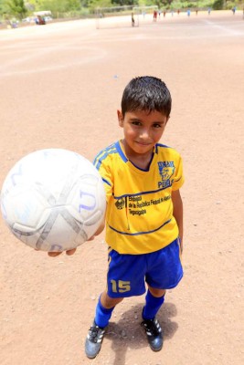 Los niños que son figuras en las polvorientas canchas de Tegucigalpa