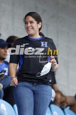¿Quién es la rubia? Las hermosas catrachas que adornan el Honduras vs. Costa Rica en el Olímpico