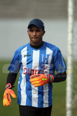 CURIOSAS: El abrazo de Carlo Costly y los que están atrás de Donis Escober