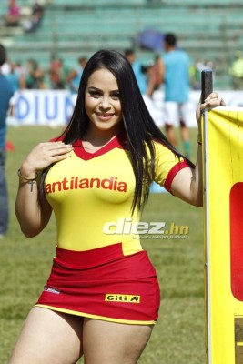 ¡La chela, la colocha y la pelo negro! Hermosuras en el Yankel Rosenthal