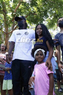 ¡Selfies, autógrafos y alegría! Las postales de la visita de Alberth Elis a la colonia Suyapa en Chamelecón