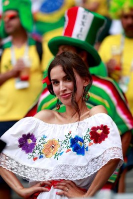 MUÑECOTAS: Aficionadas de Brasil y México enamoran en el Samara Arena