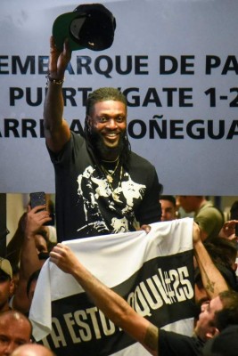 Adebayor llega a Paraguay para ser presentado por Olimpia y desborda locura