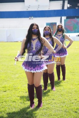 Fotos del día: Derroche de belleza con palillonas, la guacamaya gigante y todo el ambiente en el estadio Nacional