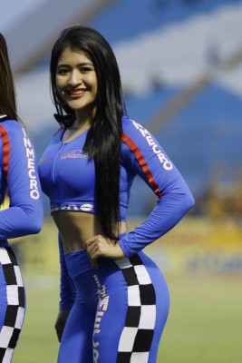 ¡Cositas! Las hermosas chicas que dejó el clásico Real España-Olimpia en el Morazán