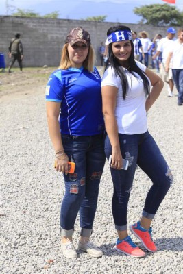 Ellas son las infartantes chicas que engalanaron el Honduras vs Panamá