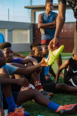 Alberth Elis sorprende a niños de Tela y les regala implementos deportivos