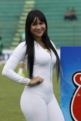 Chicas sexys, saltos y pedradas, así se vive el clásico sampedrano en Copa Presidente