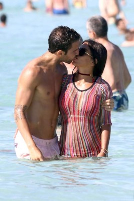 Fábregas deslumbra junto a su explosiva pareja Daniella Semaan de 38 años