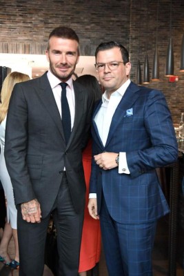 ¡En fotos! Fanática se le desnuda a David Beckham en plena vía pública