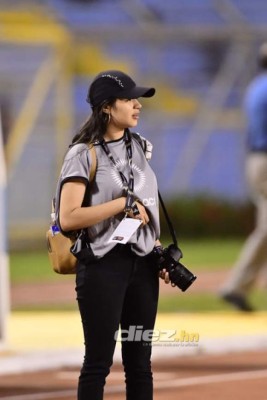 Las chicas, el gato negro y el ambientazo para alentar al Olimpia ante Seattle Sounders