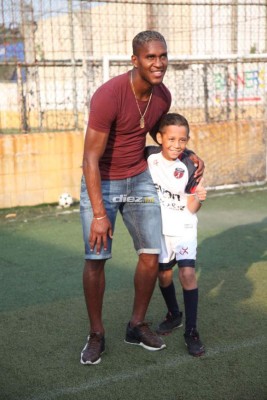 Brayan Beckeles hace visita sorpresa a niños de la academia de Marcelo Canales