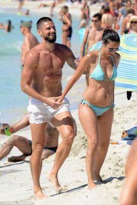 Fotos: Giroud es cazado con su linda novia de vacaciones en España