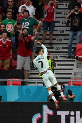 FOTOS: Agradeció la victoria de rodillas, le dieron un premio y Cristiano Ronaldo recibió gritos homófobos: 'Homosexual'