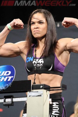 Amanda Nunes, posa de forma intima en Instagram con sus cinturones de campeona de la UFC