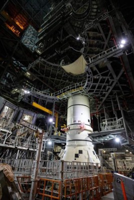 NASA: Así es el 'megacohete' que están construyendo para volver a la luna y que lo llevará una mujer