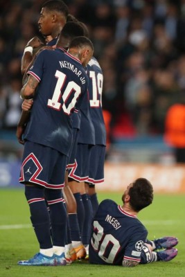 Tumbado en la barrera: las insólitas imágenes de Messi en el triunfazo del PSG sobre el Manchester City