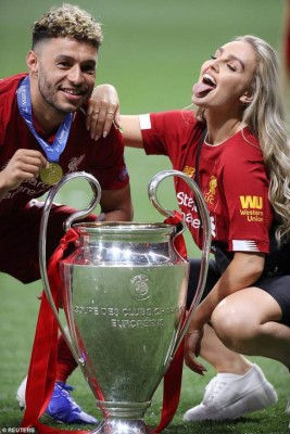¡Captado! Crack del Liverpool y su infartante novia celebrando la Champions League