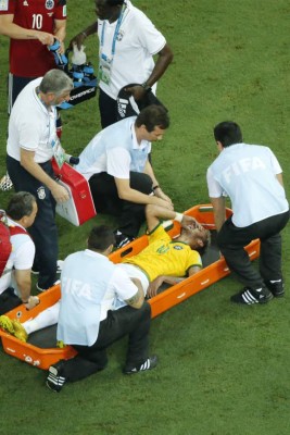 La trágica lesión de Neymar en imágenes.