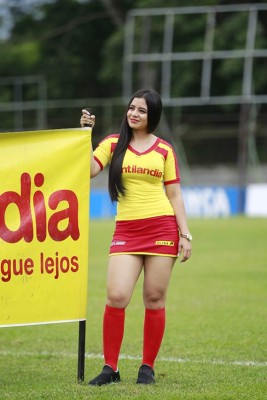 ¡NO SE VIO EN TV! Lindas chicas, la lluvia y la fiel afición en la jornada 13