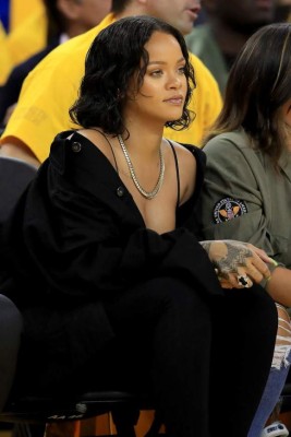 Rihanna, la sexy artista que sufre por los Cavaliers en la final de NBA