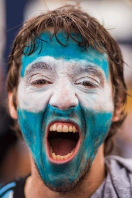 Argentinos y holandeses disfrutando de un gran ambiente en las gradas .