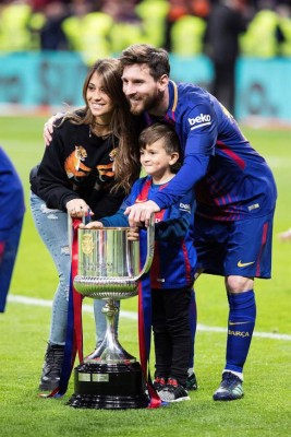 En fotos: Así celebraron las esposas e hijos de los jugadores del Barcelona la Copa del Rey ¿Y Shakira?
