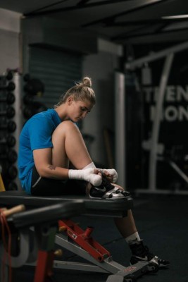 April Hunter, la boxeadora que desafió la ley islámica besándose con su novia en las Maldivas