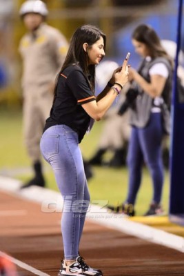 Las chicas, el gato negro y el ambientazo para alentar al Olimpia ante Seattle Sounders