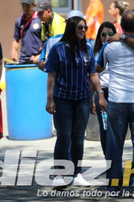 Mujeres ticas embellecen el estadio Nacional en San José para juego con Honduras