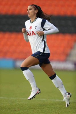 Deslumbró en la cancha y foto con su hija: Así fue el debut de Alex Morgan con el Tottenham