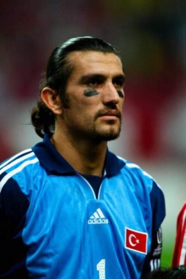 ¿Qué fue de Rustu Recber, el turco que llegó como estrella y se ''estrelló'' en el Barcelona?