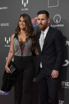 Fotos: Antonella Roccuzzo levanta suspiros en la gran noche de Messi