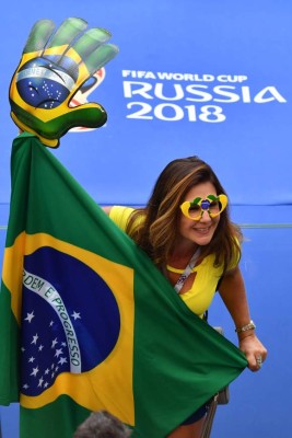 MUÑECOTAS: Aficionadas de Brasil y México enamoran en el Samara Arena