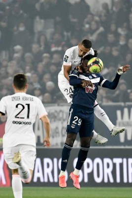 FOTOS: Alberth Elis anota, deja en el suelo a Keylor Navas y así fue el enfrentamiento con Mbappé