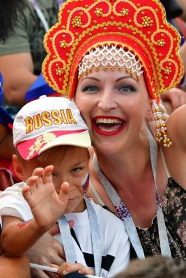 España y Rusia llevan muchas lindas chicas al juego de octavos del Mundial