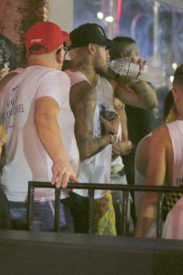 ¿Nueva novia? Neymar se olvidó de su lesión y disfrutó al máximo el Carnaval de Brasil