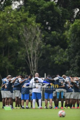 Consejos del Bolillo a un jugador y Kervin Arriaga toma precauciones: Las fotos del entreno de Honduras