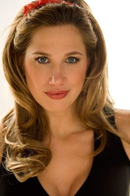 Así es Alina Moine, la periodista que se levantó el vestido en pleno programa