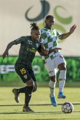 El festejo del Tondela tras salvar la categoría en Portugal: Jonathan Rubio hasta se quitó la mascarilla