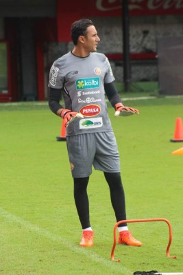 Adidas manda bien equipado a Keylor Navas que da el ejemplo en los entrenamientos