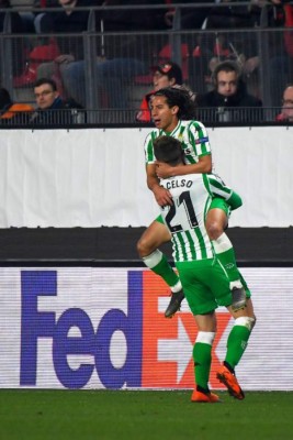 Fotos: La locura de Diego Lainez tras anotar su primer tanto en Europa