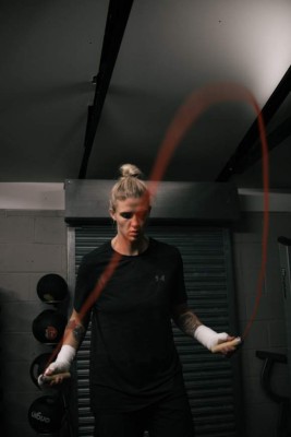 April Hunter, la boxeadora que desafió la ley islámica besándose con su novia en las Maldivas