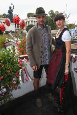 Guardiola aprovechó la ocasión para celebrar con las enormes jarras de Cerveza.