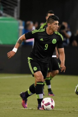 ¡Enorme! Detallazo de Alan Pulido y portera mexicana con un niño que perdió a su padre