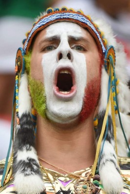 Aficionados mexicanos ponen color y fiesta en las gradas.