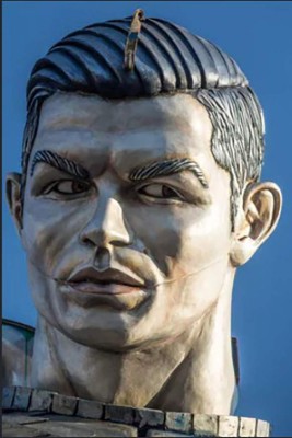 Sorprenden en carnaval en Italia con robot gigante de Cristiano Ronaldo