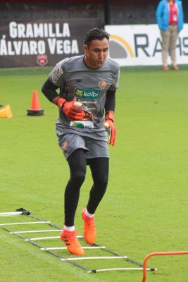 Adidas manda bien equipado a Keylor Navas que da el ejemplo en los entrenamientos